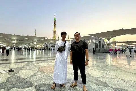 TIMBANG BUAT UMRAH DIY DENGAN TELITI: Wartawan Encik Izwandi Azman (kiri) dan Encik Muhaimin Suzaini di Masjid Nabawi selepas solat Subuh. Mereka berpandangan bahawa jemaah yang ingin lakukan umrah DIY perlu membuat pelbagai pertimbangan sebelum melaksanakannya.