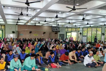 MAULIDUR RASUL DI MASJID KASSIM: Para jemaah menghadiri acara Maulidur Rasul di dewan solat utama Masjid Kassim tahun lalu. - Foto MASJID KASSIM