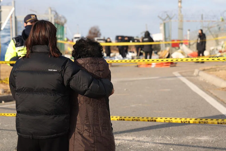 Anggota keluarga mangsa pilu pada 31 Disember semasa menatap lokasi nahas pesawat Jeju Air Boeing 737-800 yang terhempas dan terbakar di Lapangan Terbang Antarabangsa Muan, kira-kira 288 kilometer ke barat daya Seoul.