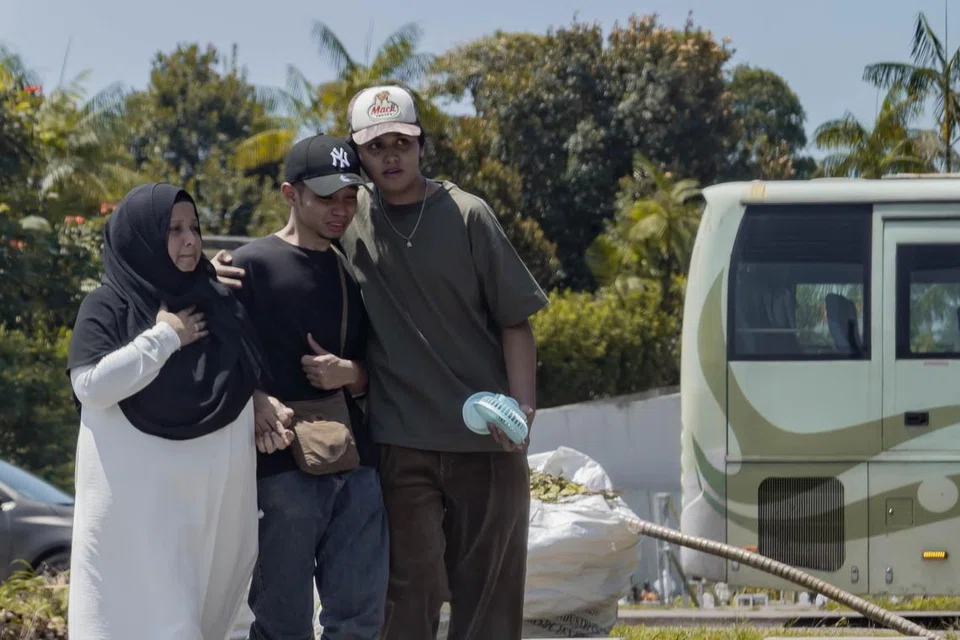 Ibu arwah Mohammad Shahfiq, Cik Norris Sanat (kiri), adik-adiknya, Encik Shafiee Irman, 25 tahun (tengah) dan Syah Riszuan Huslan, 19 tahun, ketika ditemui di Pusara Aman.