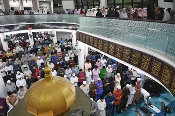 Ramadan ini adalah yang pertama melihat masyarakat Islam boleh menyambutnya seperti biasa seperti sebelum pandemik termasuk melakukan solat tarawih secara berjemaah di kolong blok dan tanpa tempahan di sebanyak 57 masjid. - 