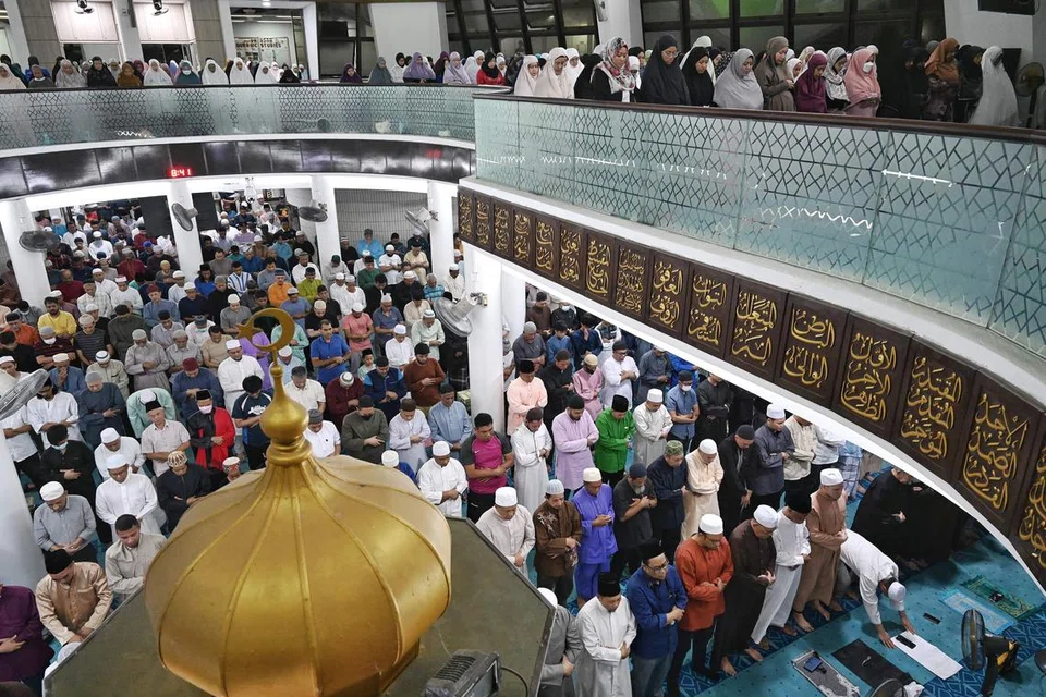 Ramadan ini adalah yang pertama melihat masyarakat Islam boleh menyambutnya seperti biasa seperti sebelum pandemik termasuk melakukan solat tarawih secara berjemaah di kolong blok dan tanpa tempahan di sebanyak 57 masjid. - 