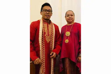GABUNGAN BAKAT MANTAP: Pemuzik di konsert 'Integrate' Perkamus Saedah Samat-Alkaff, yang bermain papan nada, dan Encik Mohamed Faizal Mohamed Salim, pemain alat tradisional Cina 'guzheng', mengalunkan muzik nan indah kepada sekitar 130 hadirin. - Foto BH oleh ISMAWATI ISMAIL