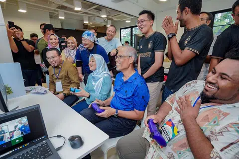 BERAMAH MESRA: (Duduk, dari kiri) Pengerusi penganjur Pesta Belia M Kuasa Tiga (M³), Encik Ahmad Muhsein Jasmani; Setiausaha Parlimen Kanan (Kesihatan merangkap Undang–Undang), Cik Rahayu Mahzam; dan Menteri Bertanggungjawab bagi Ehwal Masyarakat Islam, Encik Masagos Zulkifli Masagos Mohamad, bermain permainan e-sukan Fifa bersama belia di Pesta Belia M³ 2023 pada Ahad.