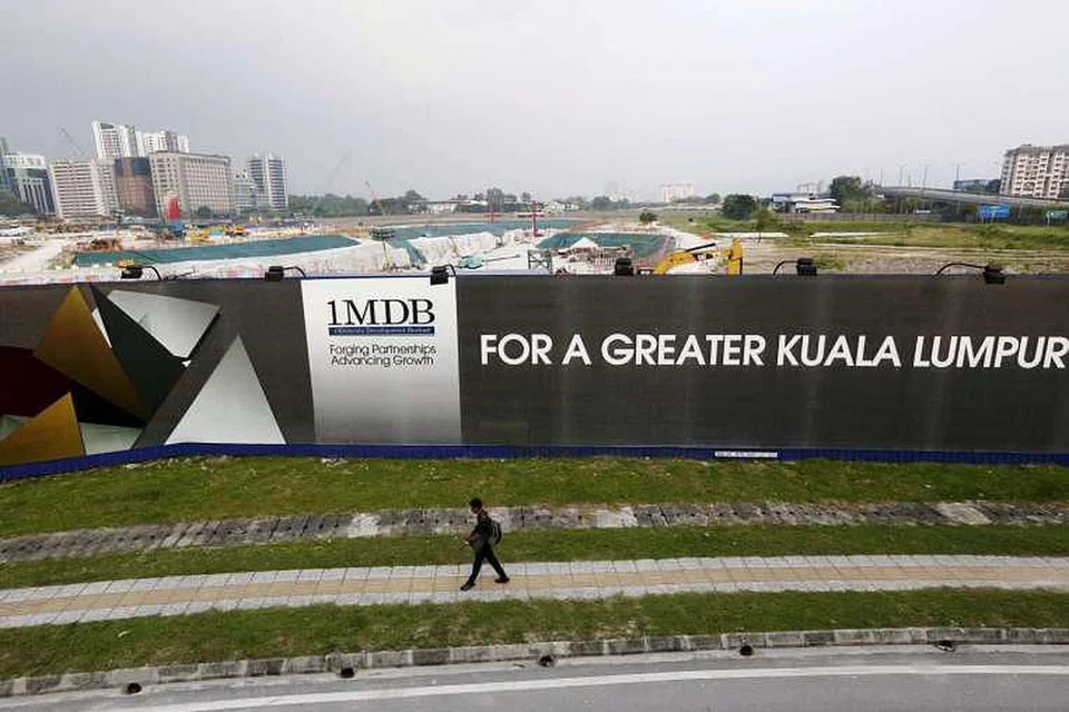Satu papan iklan 1MDB di projek pembangunan perdana Bursa Saham Tun Razak di Kuala Lumpur. 