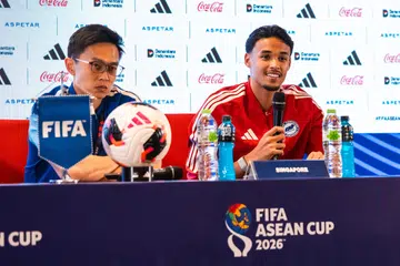 Ketua jurulatih Singapura, Gavin Lee (kiri), dan penyerang negara, Ilhan Fandi (kanan), bersedia menguji kemampuan pasukan Singa menentang Indonesia dalam perlawanan pembukaan kempen Piala Asean Fifa di Stadium Gelora Bung Karno pada 25 September.