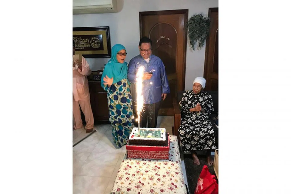 RAI ULANG TAHUN PERKAHWINAN IBU BAPA: Pasangan suami isteri, Cik Saadiah Hadi dan Encik Abdul Jamal Salam, turut meraikan ulang tahun mereka yang ke-25 pada permulaan Syawal lalu dengan kek dan makanan yang ditempah khas oleh anak mereka. - Foto ihsan NUR AMALIAH ABDUL JAMAL