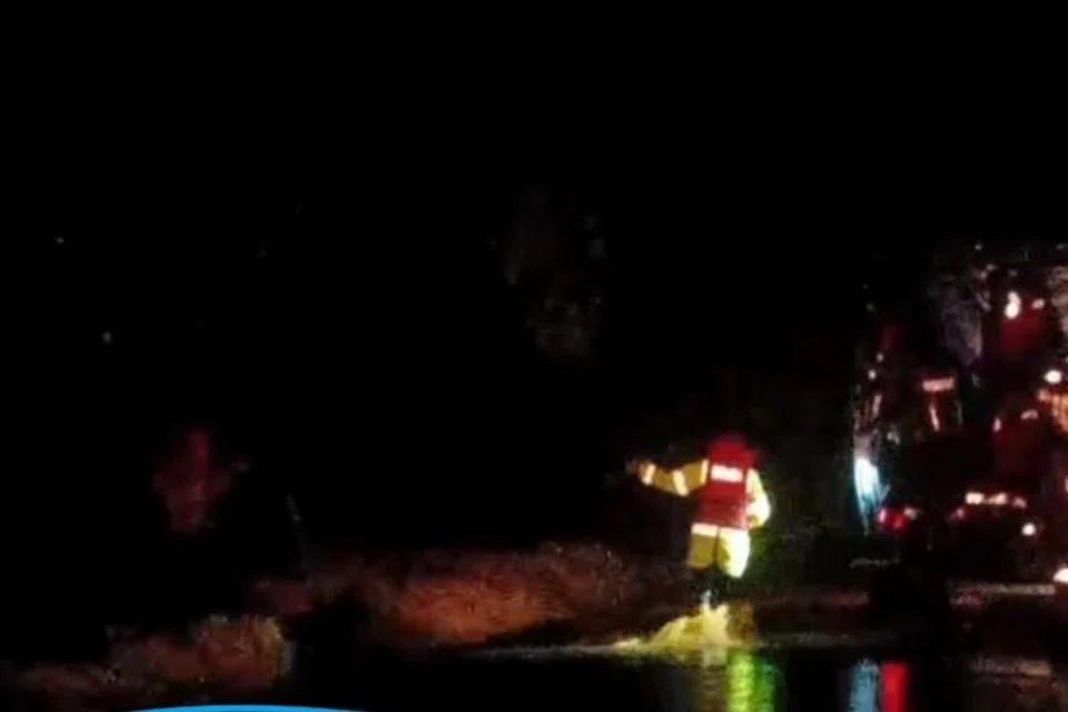 Anggota Jabatan Bomba dan Penyelamat Gemencheh, Negeri Sembilan, membantu menyelamatkan lima sekeluarga selepas kenderaan yang mereka naiki ketika meredah banjir dihanyutkan arus. 