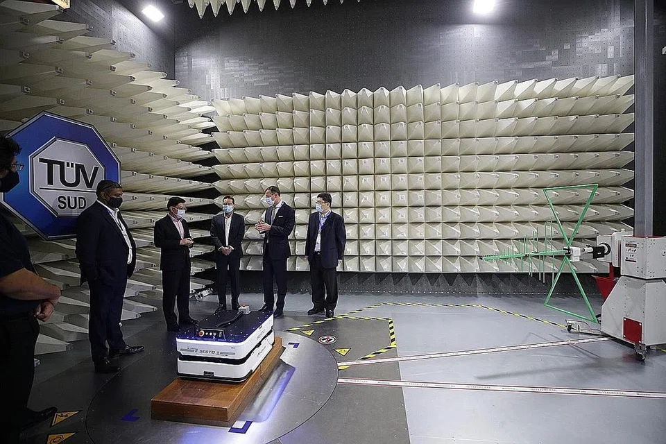 TINJAU KEMUDAHAN BARU: Timbalan Perdana Menteri Heng Swee Keat (tiga dari kiri) meninjau kemudahan di hab serantau baru syarikat Jerman TUV SUD di Jurong East semalam. - Foto BH oleh TIMOTHY DAVID