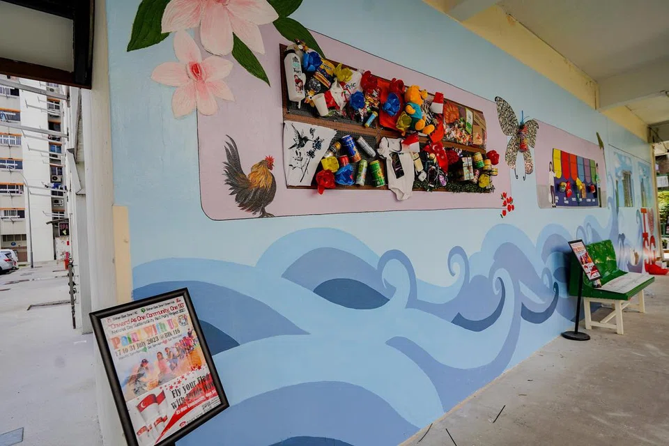 TIGA DIMENSI: Seni 3D dalam pelbagai bentuk menghiasi Blok 116 Bishan Street 12, dengan memaparkan gabungan beraneka bahan seperti tanah liat, cat, barangan kitar semula serta elemen MRT yang sudah tidak digunakan termasuk kerusi MRT lama dan peta laluan MRT lama.