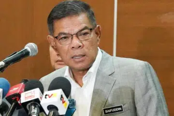 Menteri Dalam Negeri, Datuk Seri Saifuddin Nasution Ismail.