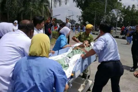Asap dilihat keluar dari bilik pembedahan di tingkat satu Hospital Sultanah Aminah. 