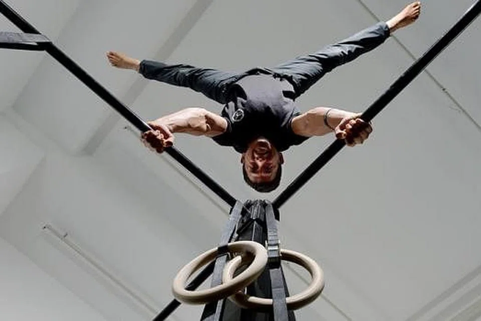 Tunggang terbalik dekati belia melalui kalistenik