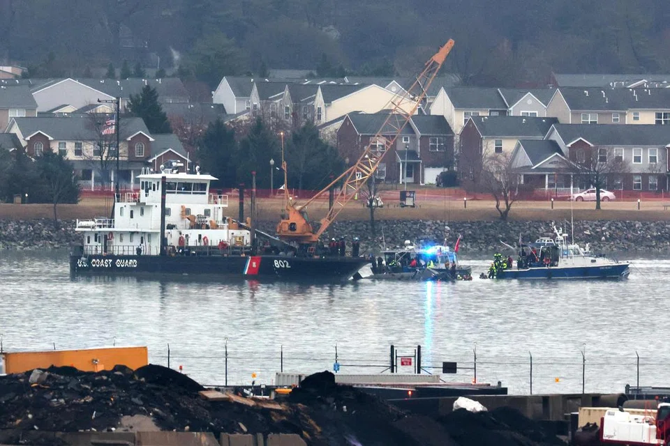 Kren Pengawal Pantai tiba untuk mengalihkan serpihan sebuah helikopter ‘Black Hawk’ tentera selepas nahas pesawat American Airlines di Sungai Potomac ketika ia menghampiri Lapangan Terbang Nasional Ronald Reagan pada 31 Januari.