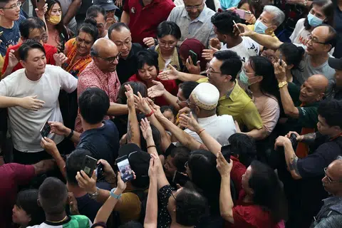 MENANG BESAR: Mantan Menteri Kanan, Encik Tharman Shanmugaratnam, menang besar dalam Pilihan Raya Presiden, mengalahkan dua pesaingnya. 