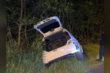 Keadaan Perodua Myvi dinaiki pasangan kekasih yang terbabas ke dalam sungai di Paya Lebar, selepas memecut laju ketika terserempak MPV polis.