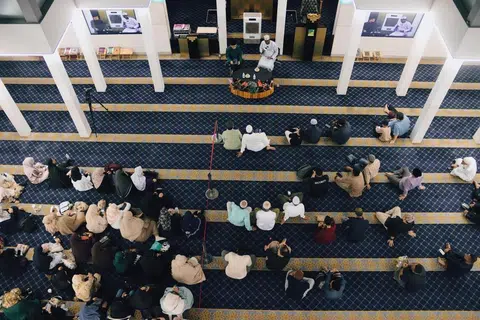 Bulan Rejab ialah bulan yang dimuliakan dalam Islam dan menjadi masa persiapan rohani sebelum Ramadan tiba. Umat Islam digalakkan meningkatkan amal ibadah, menjauhi maksiat dan mengeratkan hubungan dengan Allah swt.