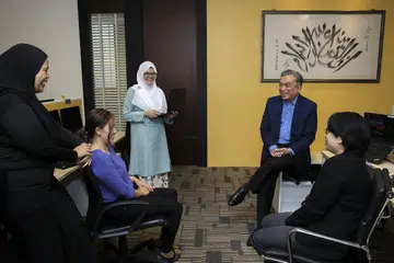 TIMBANGKAN KEPERLUAN DAN TANGGUNGJAWAB UNIK YANG DIGALAS PEKERJA WANITA: Encik Suhaimi (empat dari kiri) bersama para pekerjanya; (dari kiri) Cik Nurhidayah Loukman,Cik Shiella Ednave, Cik Nur Haryati Mohd Salleh dan Cik Catherine Valenzuela. - Foto BM oleh YONG LI XUAN