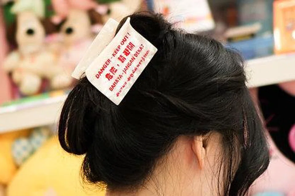 Cik Sharmin mendapat ilham untuk menghasilkan klip rambut berbentuk papan tanda ‘Danger, Keep Out (Bahaya, Jangan Dekat)’ setelah melalui kawasan pembinaan.