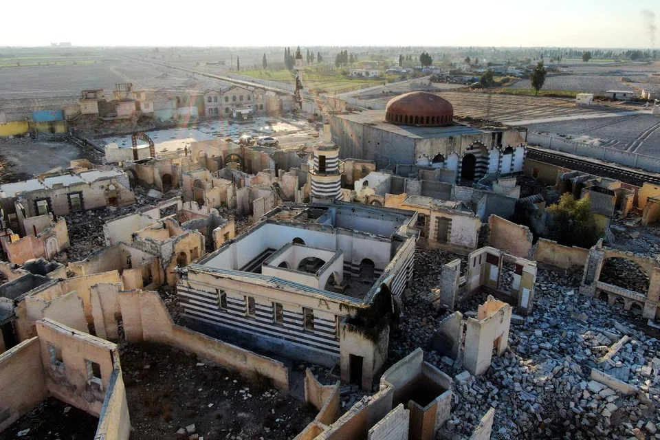 Perkampungan taman tema, Al-Qariyah Al-Shamiyah, yang kini terbiar berhampiran Damsyik, pernah menjadi lokasi utama penggambaran bagi kebanyakan siri drama pan-Arab Syria. Dibina sebagai replika sebuah kampung Syria dari abad ke-18 dan ke-19, kompleks pelancongan itu pada asalnya berfungsi sebagai set bagi siri televisyen popular, Bab al-Hara. Dengan beberapa penambahan, ia kemudian berkembang menjadi muzium terbuka berskala kampung, menampilkan replika kawasan ikonik dan gambaran kehidupan tradisional Syria.