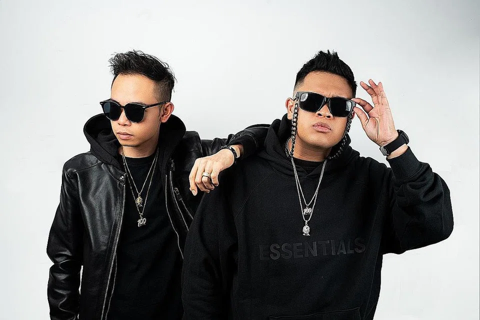 SUSAH SENANG DILALUI BERSAMA: Firwan Johan (kanan) menampilkan sahabat karibnya, Rauzan Rahma,n dalam lagu 'Berita Baik' bagi mengingati susah senang perjalanan mereka mencari rezeki sebagai anak seni di Singapura dan Malaysia. - Foto ZACK DILAROCA