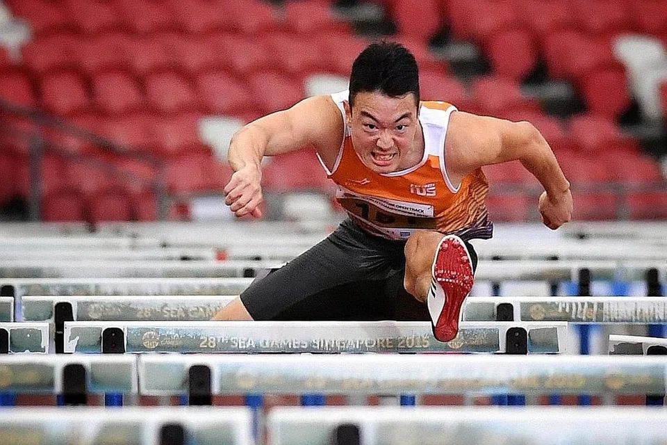 TIADA HALANGAN: Meskipun pada awal perlumbaan, Ang terlanggar pagar pertama dalam perlumbaan 110m lompat pagar, beliau berjaya menamatkan perlumbaan dengan catatan masa 14.25 saat, satu rekod baru negara. - Foto BH oleh CHONG JUN LIANG