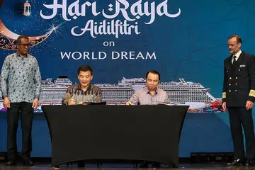 BEKERJASAMA: Presiden Dream Cruises, Encik Michael Goh (kiri), dan presiden Jamiyah, Dr Mohd Hasbi Abu Bakar, menandatangani MOU antara syarikat pelayaran pesiaran itu dan Jamiyah semalam. Dream Cruises turut melancarkan pelayaran cuti inap bertemakan Hari Raya. - Foto BH oleh TIMOTHY DAVID