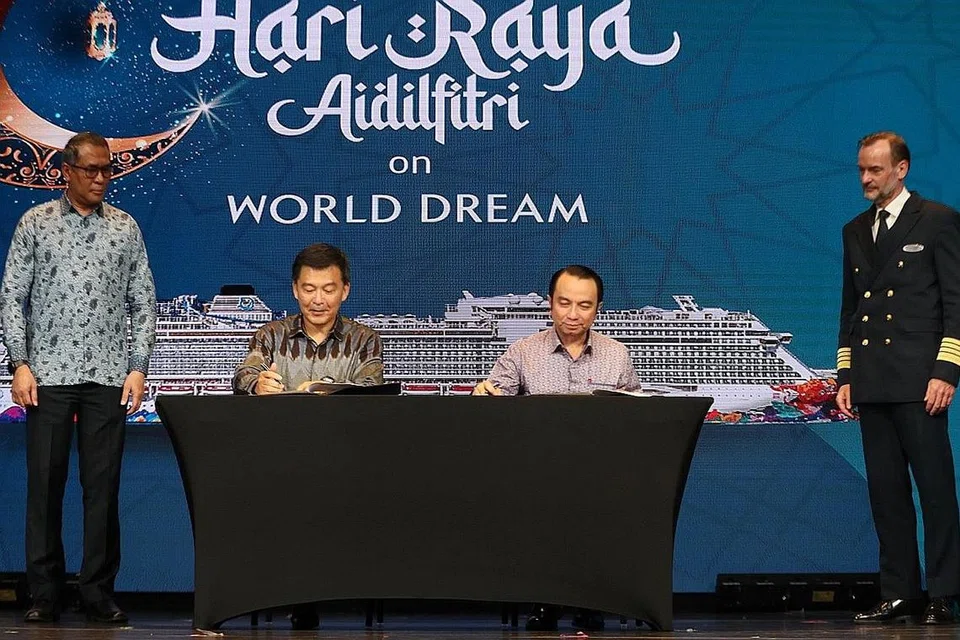 BEKERJASAMA: Presiden Dream Cruises, Encik Michael Goh (kiri), dan presiden Jamiyah, Dr Mohd Hasbi Abu Bakar, menandatangani MOU antara syarikat pelayaran pesiaran itu dan Jamiyah semalam. Dream Cruises turut melancarkan pelayaran cuti inap bertemakan Hari Raya. - Foto BH oleh TIMOTHY DAVID
