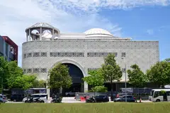 Remaja lelaki itu mahu melancarkan serangan bersenjata di lima masjid, termasuk Masjid Maarof (kiri) di Jurong West dan Masjid Jamek Queenstown di Margaret Drive.