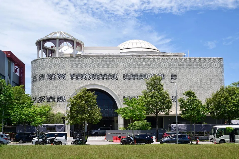 Remaja lelaki itu mahu melancarkan serangan bersenjata di lima masjid, termasuk Masjid Maarof (kiri) di Jurong West dan Masjid Jamek Queenstown di Margaret Drive.