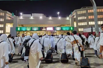 LAKUKAN LONTAR DI JAMRAH: Jemaah haji di kawasan melontar jamrah di Mina setelah bermalam di Muzdalifah.