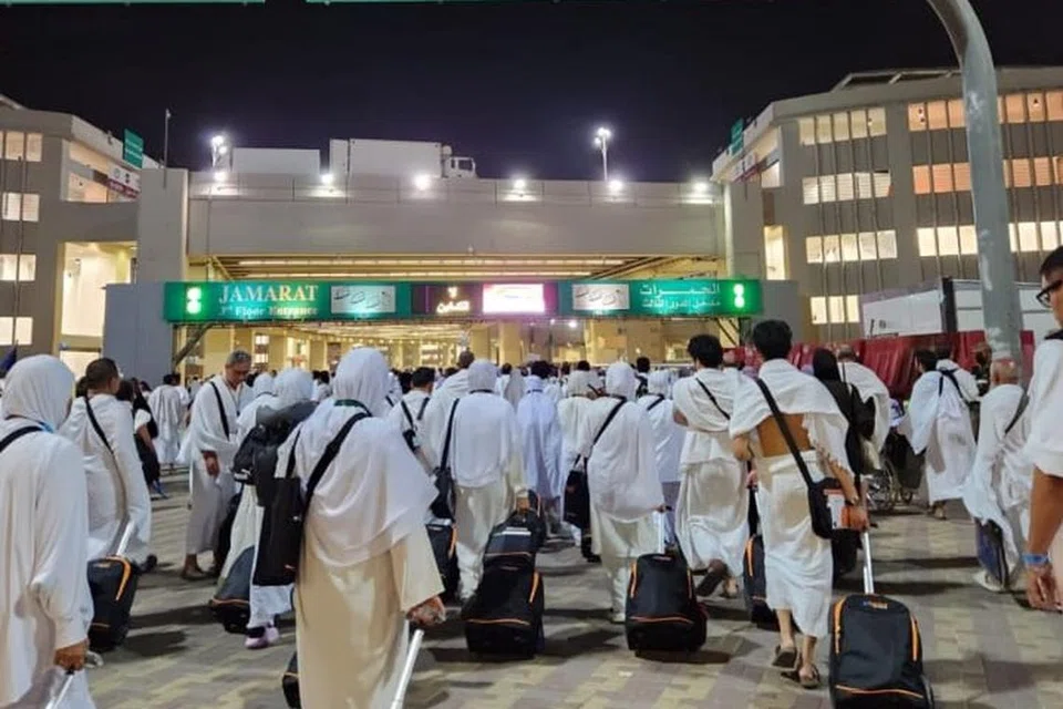 LAKUKAN LONTAR DI JAMRAH: Jemaah haji di kawasan melontar jamrah di Mina setelah bermalam di Muzdalifah.