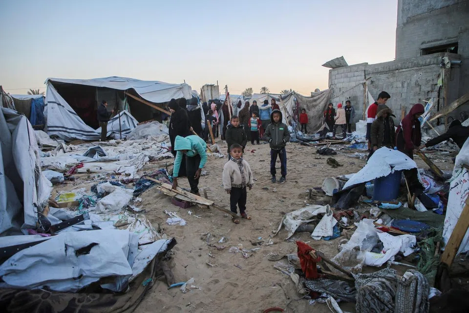 Sedang rundingan gencatan senjata giat dijalankan, penduduk Palestin terus dirundung malang akibat serangan udara Israel yang terbaru ke atas kem pelarian di daerah Al-Mawasi, dekat Khan Younis di selatan Gaza pada 18 Disember 2024.