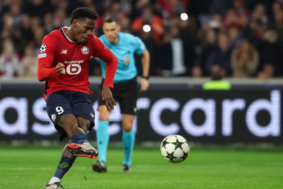 Penyerang Lille, Jonathan David menyudahkan sepakan penalti bagi gol tunggal kemenangan 1-0 ke atas Real Madrid semasa aksi Liga Juara-Juara di Stade Pierre Mauroy, Villeneuve-d’Ascq, di Perancis. (Gambar sisipan) Jurulatih Real Madrid, Carlo Ancelotti.