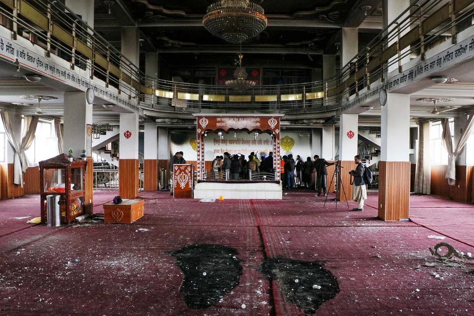 TIADA TEMPAT BAGI PENGGANAS: Beberapa pegawai keselamatan sedang memeriksa kuil Sikh di Kabul, Afghanistan setelah ia diserang pengganas pada 25 Mac 2020. FOTO: AFP.