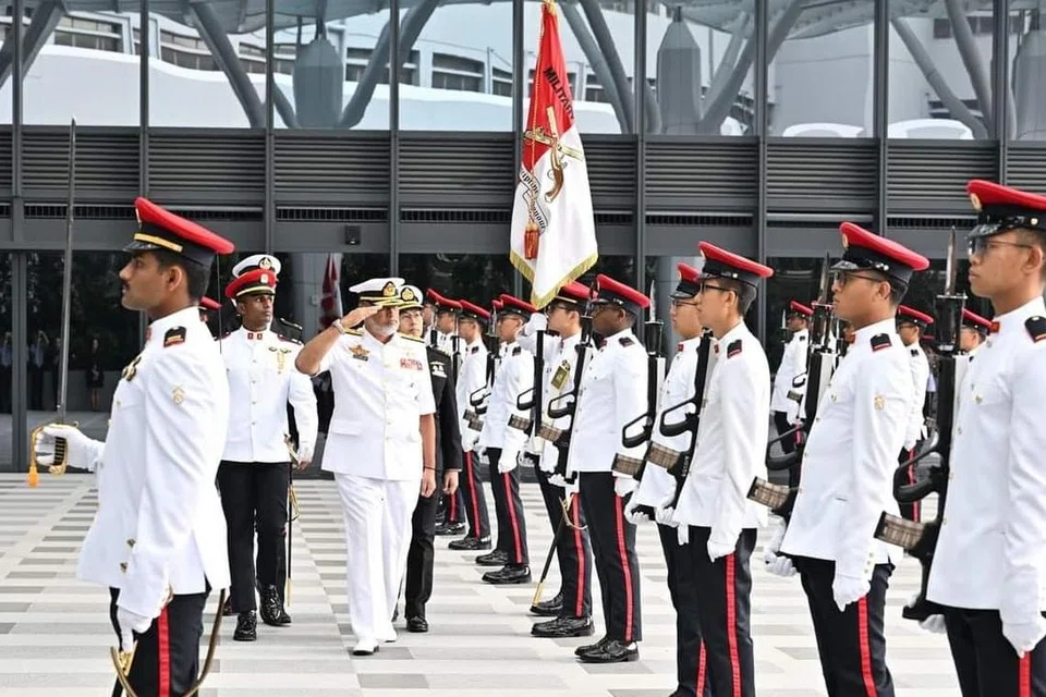 Laksamana Datuk Zulhelmy Ithnain (tiga dari kiri) memeriksa kawalan kehormatan di Kementerian Pertahanan sebelum bertemu Panglima Tentera Laut, Laksamana Muda (Dua Bintang) Sean Wat.