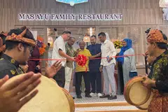 Pelancaran Restoran Mas Ayu dirasmikan oleh pemilik baru (dari kiri) Encik Suhari Mustaffa, Encik Mohd Ismail Mohd Hussain dan pemilik asal Encik Abdul Kadir Mohd Hussain (tengah) pada 10 Februari lalu. 