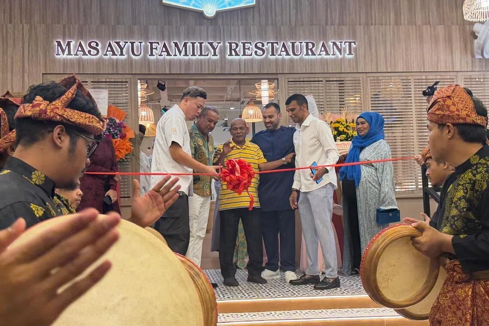 Pelancaran Restoran Mas Ayu dirasmikan oleh pemilik baru (dari kiri) Encik Suhari Mustaffa, Encik Mohd Ismail Mohd Hussain dan pemilik asal Encik Abdul Kadir Mohd Hussain (tengah) pada 10 Februari lalu. 