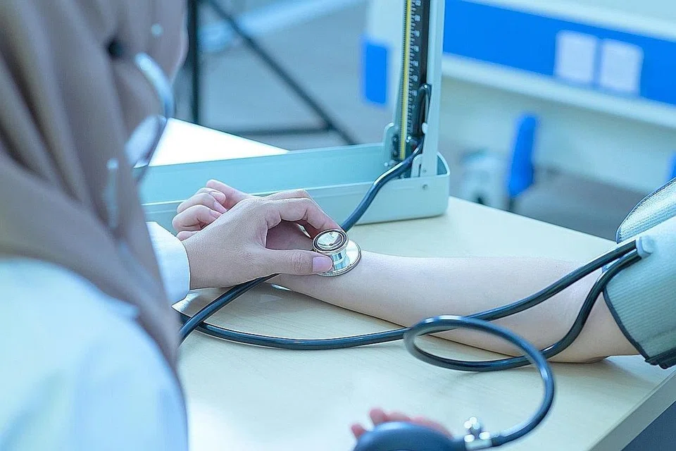 PENTING UKUR TEKANAN DARAH: Seramai 90 peratus pengidap tekanan darah tinggi tidak menunjukkan sebarang gejala manakala 10 peratus lagi ada menunjukkan gejala. - Foto ISTOCK
