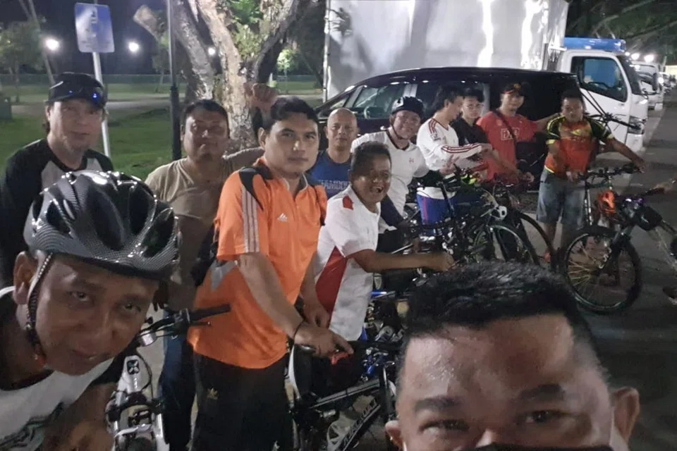 KEKAL CERGAS: Encik Abdul Hameed Abdul Ghani, (tengah, berbaju jingga) sering melakukan kegiatan berbasikal demi memastikan kesihatannya terus terjaga.
