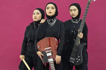 Band dari Indonesia, Voice of Baceprot, yang bermakna bising dalam bahasa Sunda terdiri daripada (dari kiri), pemain dram, Euis Siti Aisyah yang juga dikenali sebagai Siti; penyanyi utama yang juga pemain gitar, Firda Marsya Kurnia; dan pemain bes, Widi Rahmawati. 