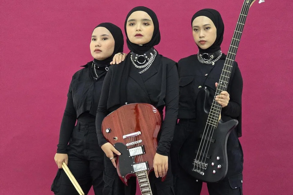 Band dari Indonesia, Voice of Baceprot, yang bermakna bising dalam bahasa Sunda terdiri daripada (dari kiri), pemain dram, Euis Siti Aisyah yang juga dikenali sebagai Siti; penyanyi utama yang juga pemain gitar, Firda Marsya Kurnia; dan pemain bes, Widi Rahmawati. 
