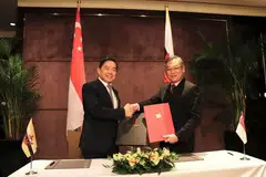 ACARA MENANDATANGANI: Menteri Brunei di Pejabat Perdana Menteri dan Menteri Kewangan dan Ekonomi II, Yang Berhormat Dato Seri Setia Dr Awang Haji Mohd. Amin Liew Abdullah (kiri) dan Menteri Perdagangan dan Industri, Encik Gan Kim Yong, menandatangani dua Memorandum Persefahaman semasa lawatan negara Sultan Brunei Darusalam, Hassanal Bolkiah Mu'izzaddin Waddaulah. - Foto MTI