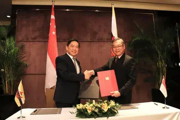 ACARA MENANDATANGANI: Menteri Brunei di Pejabat Perdana Menteri dan Menteri Kewangan dan Ekonomi II, Yang Berhormat Dato Seri Setia Dr Awang Haji Mohd. Amin Liew Abdullah (kiri) dan Menteri Perdagangan dan Industri, Encik Gan Kim Yong, menandatangani dua Memorandum Persefahaman semasa lawatan negara Sultan Brunei Darusalam, Hassanal Bolkiah Mu'izzaddin Waddaulah. - Foto MTI