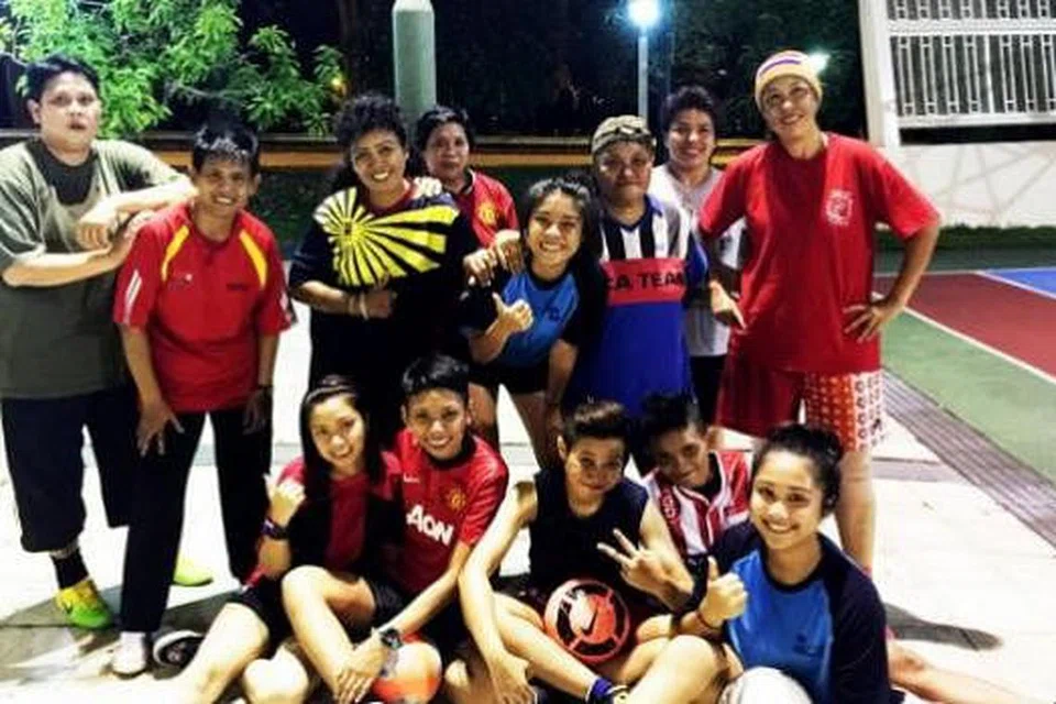 PASUKAN VETERAN KEMBALI KE PADANG: Setelah lebih kurang 10 tahun tidak memasuki sebarang pertandingan bola, pasukan Nanyang CSC Veterans kembali beraksi dalam acara Kejohanan Futsal Nasional 2015. Pasukan diketuai Cik Maimun Abdul Wahab (berdiri, tiga dari kanan). - Foto SITI AISYAH NORDIN