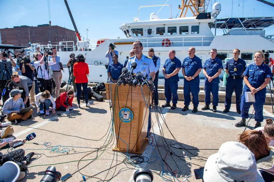 BERITA SEDIH: Laksamana Muda John Mauger, komander Pengawal Pantai Amerika, bercakap pada sidang akhbar di Pangkalan Pengawal Pantai di Boston, Massachusetts, pada 22 Jun 2023. Beliau mengatakan bahawa serpihan yang ditemui di dasar laut menunjukkan berlaku letupan pada kapal selam pelancong ‘Titan’ yang hilang. 