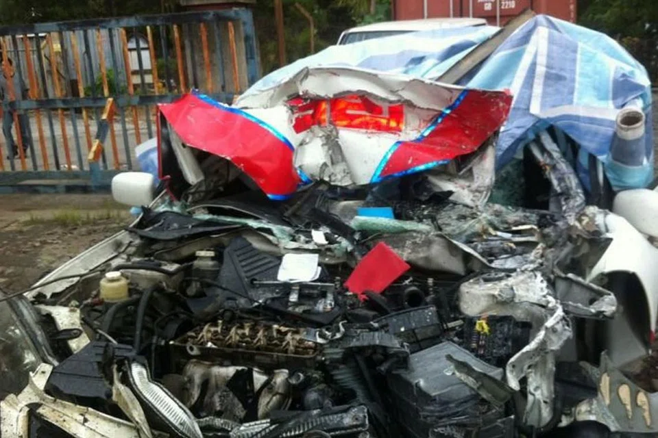 SISA KEMALANGAN: Inilah keadaan kereta yang dipandu Nur Hisham selepas terlibat dalam nahas di lebuh raya Malaysia pada 2012. - Foto fail