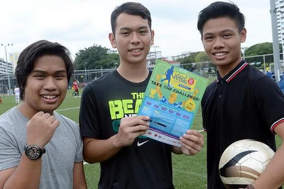 SEKITAR PENDAFTARAN KEJOHANAN FUTSAL NASIONAL HUJUNG MINGGU LALU: INGIN MEMBERI YANG TERBAIK: (Dari kanan) Muhammad Samir, Muhd Afiq Adli, dan Sharul Said merupakan di antara anggota pasukan TBHFC yang ingin mendapat lebih pendedahan dan pengalaman melalui acara futsal. - Foto TAUFIK A. KADER