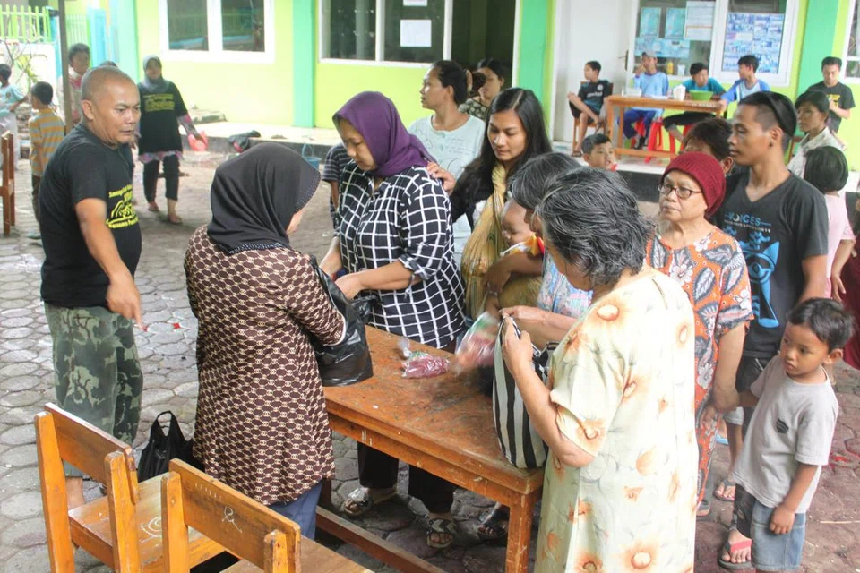 AGIH DAGING KORBAN: Suasana pengagihan daging korban di Bandung, Indonesia, pada 2022.  