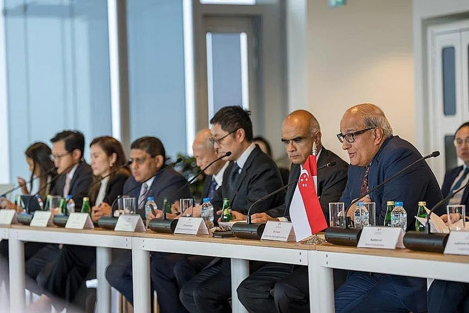 MEMPERKUKUH HUBUNGAN: Menteri Pengangkutan merangkap Menteri Bertanggungjawab bagi Hubungan Perdagangan, Encik S. Iswaran (kanan), hadir di Forum Bersama Abu Dhabi-Singapura (ADSJF) ke-14 di Abu Dhabi, Amiriah Arab Bersatu kelmarin. - Foto FORUM BERSAMA ABU DHABI-SINGAPURA